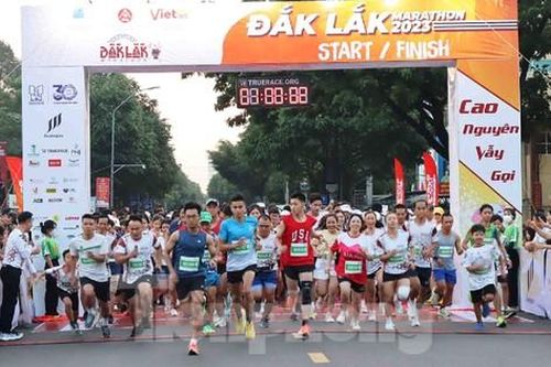 Gần 2.000 vận động viên tham gia chạy gây quỹ hỗ trợ học sinh khó khăn
