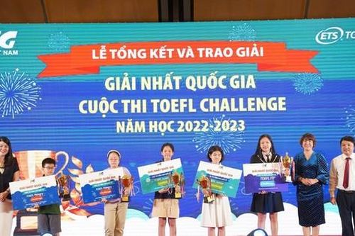 Trao 40 giải Quốc gia cho thí sinh thi tiếng Anh quốc tế TOEFL Challenge