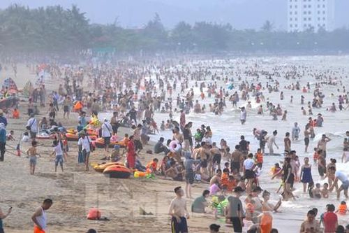 Nắng nóng khốc liệt, hàng vạn người đổ về biển Cửa Lò
