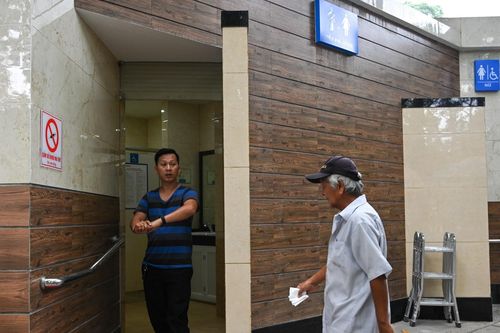 Nhà vệ sinh công cộng ở 2 thành phố lớn, trả phí để không phải 'nín thở'