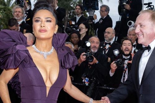 Diễn viên Salma Hayek sexy nắm tay chồng tỷ phú trên thảm đỏ Cannes