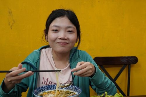 Quán bún 5 nghìn đồng giữa lòng Hà Nội