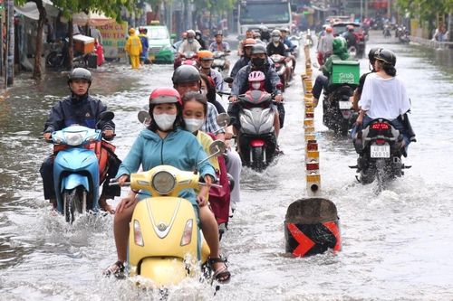 Mưa lớn ở TP.HCM nhấn chìm nhiều tuyến đường