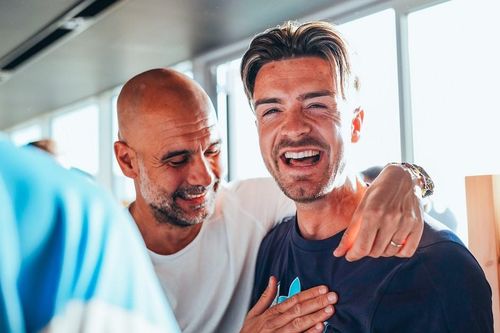 Pep Guardiola tịch thu 60 chai champagne, cấm Man City ăn mừng