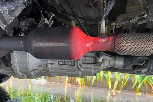 Ống xả ô tô đỏ rực như mồi lửa sắp cháy, nguy hiểm rình rập trong mùa nắng nóng