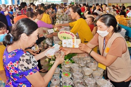 Ngày chủ nhật vui vẻ: Công nhân ở Thủ Đức rủ nhau đi 'chợ Từ Tâm'