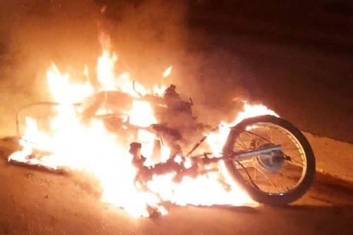 Nam thanh niên trộm xe máy rồi đem đi đốt
