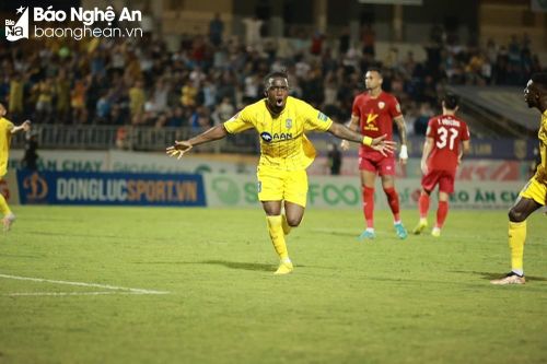 Dư âm trận Derby Nghệ Tĩnh khi khách lấn chủ
