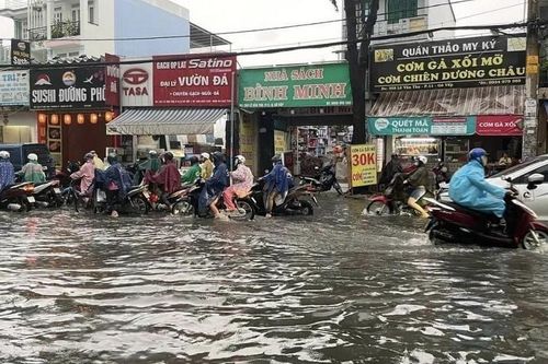 Mưa to kéo dài nhiều giờ, nhiều tuyến đường ở TP.HCM ngập cục bộ