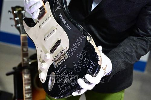 Cây guitar bị đập nát của huyền thoại Kurt Cobain được bán với giá gần 600.000 USD