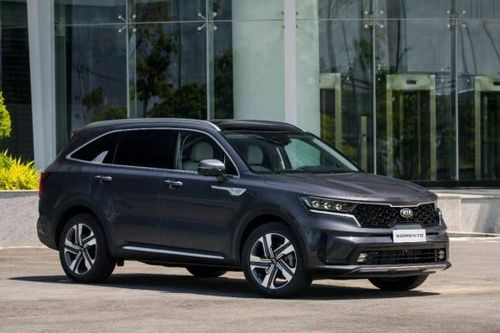 Kia và Mazda giảm giá hàng loạt, cao nhất hơn 100 triệu đồng