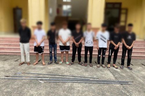 Nhóm thanh niên đi xe lạng lách trên đường, cầm theo hung khí rồi nhận hậu quả thích đáng