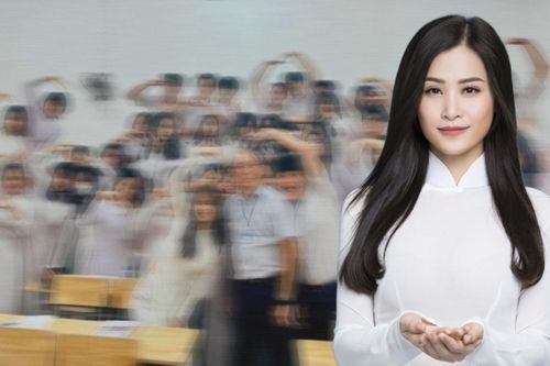Đông Nhi diện áo dài trắng, trở về trường xưa làm điều đặc biệt cùng hàng trăm học sinh