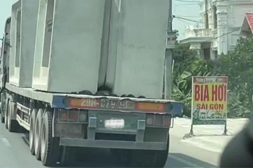 Thót tim với xe tải chở khối bê tông trên đường, không có dây ràng