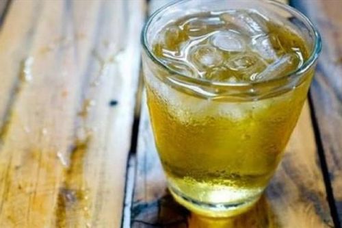 Loại nước lá rẻ tiền, bán đầy vỉa hè, được dùng làm 'thuốc' lâu năm