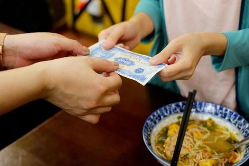 Quán bún 5k giữa lòng Hà Nội dành cho người nghèo của cô chủ 9X