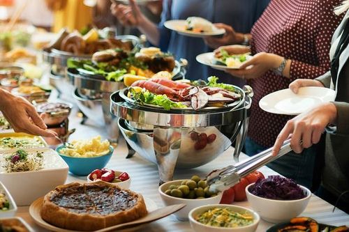 Khách mua 1 suất buffet hơn 110.000 đồng nhưng 3 người ăn, có thái độ gay gắt khi bị nhắc nhở