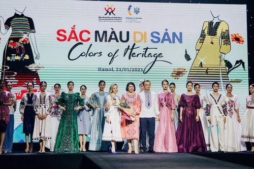 'Sắc màu di sản' tôn vinh áo dài Việt Nam và trang phục truyền thống Ukraina