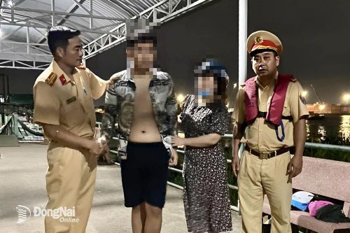Cảnh sát giao thông kịp thời cứu sống một thanh niên nhảy cầu Hóa An