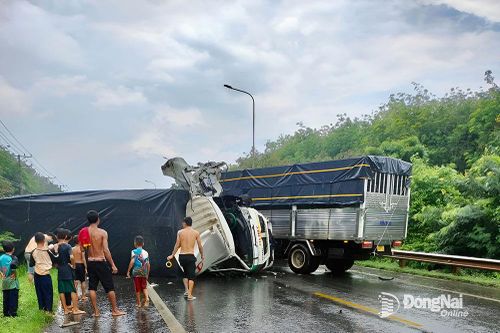 Xe tải lật ngang quốc lộ 20 sau chạm với xe đầu kéo
