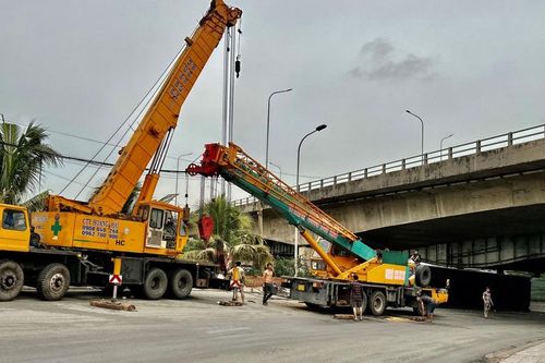Tiếp tục lật xe dưới dạ cầu Đồng Nai