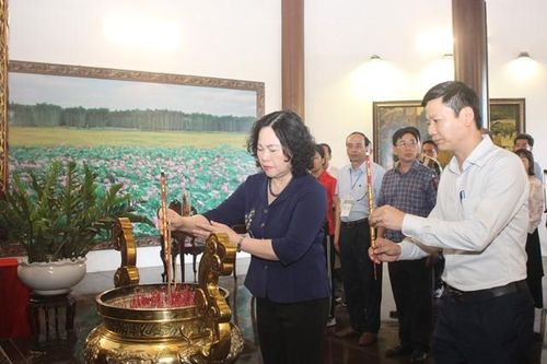 Thứ trưởng Bộ Giáo dục và Đào tạo Ngô Thị Minh viếng, dâng hương tại Khu Di tích Nguyễn Sinh Sắc