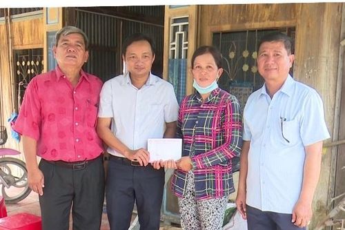 Thăm hỏi và tặng quà cho 5 gia đình đặc biệt khó khăn có nhà bị thiệt hại do thiên tai