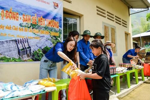 San sẻ yêu thương từ 'Gian hàng 0 đồng' của đoàn viên thanh niên Công ty Thủy điện Đồng Nai