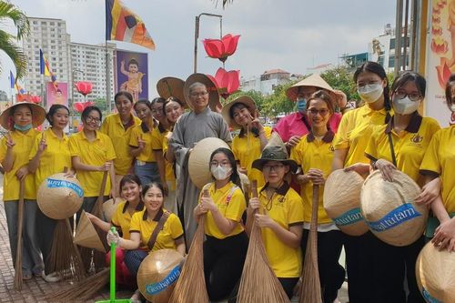 Quan Âm tu viện dọn dẹp vệ sinh môi trường chuẩn bị mừng Phật đản