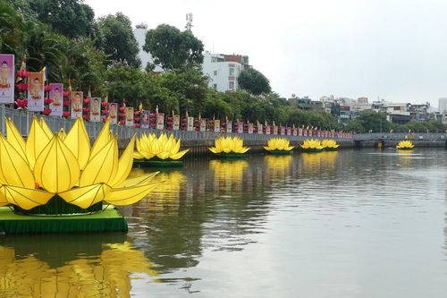 TP.HCM: Hạ thủy 7 đóa sen vàng kính mừng Phật đản trên kênh Nhiêu Lộc