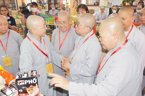 Ấm áp nghĩa tình 'Phiên chợ Từ Tâm' của Phân ban Ni giới T.Ư