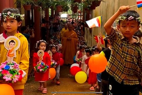 Đắk Nông: Thanh thiếu niên Phật tử hân hoan cung rước kiệu kim thân Đức Phật đản sinh
