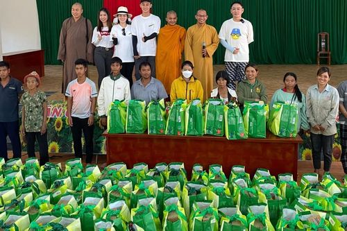 Hội Từ thiện chùa Tường Nguyên tổ chức khám bệnh miễn phí, trao quà đến bà con khó khăn