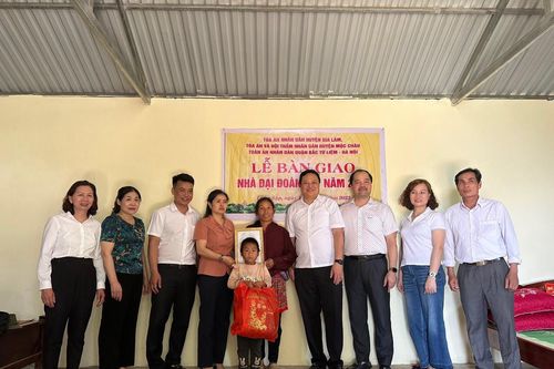 Bàn giao nhà đại đoàn kết cho các hộ nghèo tại xã Lóng Sập, huyện Mộc Châu