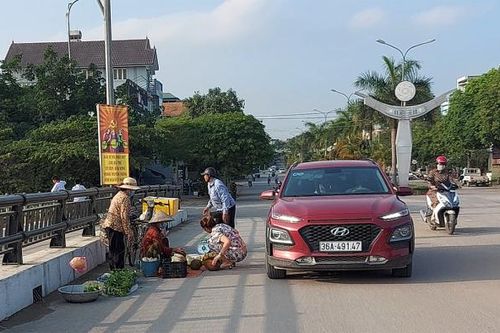 Nhức nhối tình trạng lấn chiếm vỉa hè bán hàng rong ở Bỉm Sơn