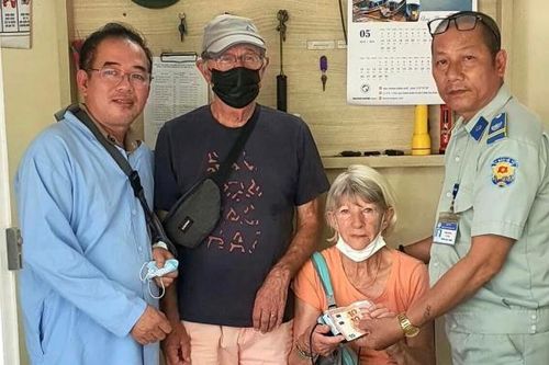 Du khách người Pháp vui mừng nhận lại tài sản đánh rơi