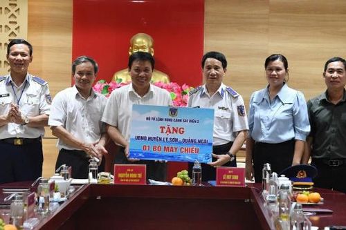 Vùng Cảnh sát biển 2 đồng hành cùng ngư dân huyện đảo Lý Sơn