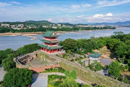 Thị trấn nghìn năm không ngập dù xung quanh là sông ngòi