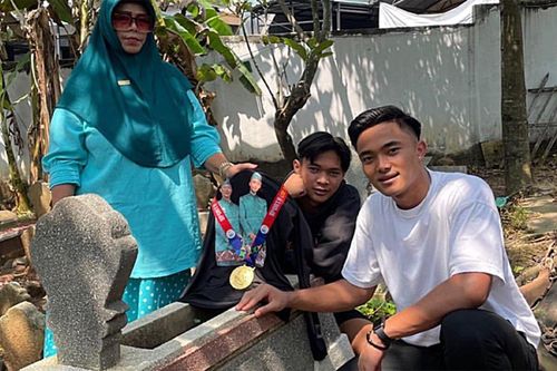 Xúc động cầu thủ U22 Indonesia khoe huy chương vàng SEA Games 32 trước mộ cha