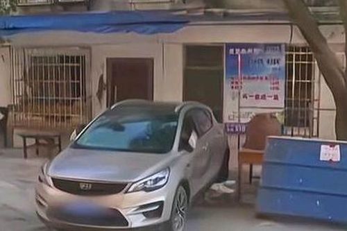 Bị đỗ xe chắn cửa nhà suốt 5 năm, chủ nhà tung chiêu độc khiến chủ xe phải xin lỗi