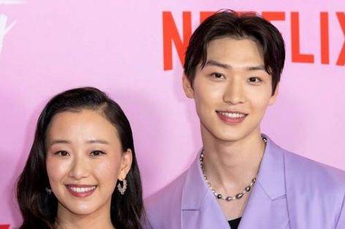 Bất ngờ bộ đôi diễn viên 'XO, Kitty': Trong phim làm tình địch, bên ngoài là anh em