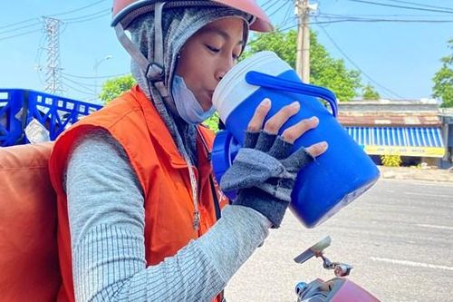 Người lao động mưu sinh giữa trời nắng nóng
