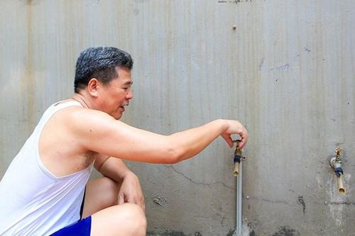 Hà Nội: Cắt nước sạch, hàng nghìn người dân khốn khổ
