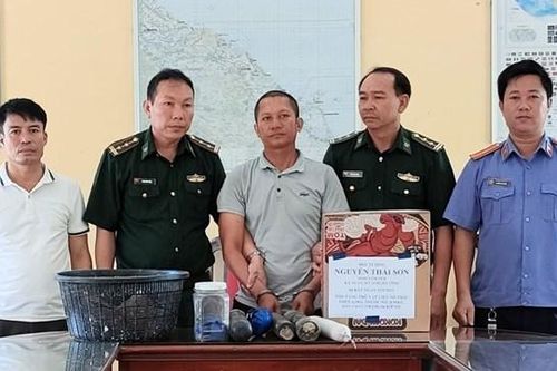 Bắt quả tang người đàn ông đang vận chuyển mìn và thuốc nổ