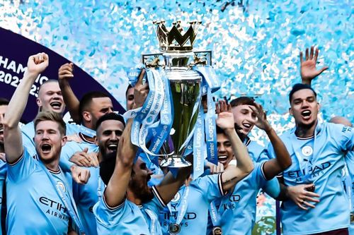 Khoảnh khắc Man City nâng cúp vô địch Premier League