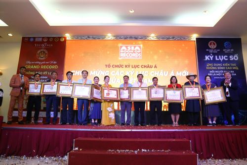 Kỷ lục châu Á cho chủ nhân bộ sưu tập 'Sen trong đời sống văn hóa Việt'