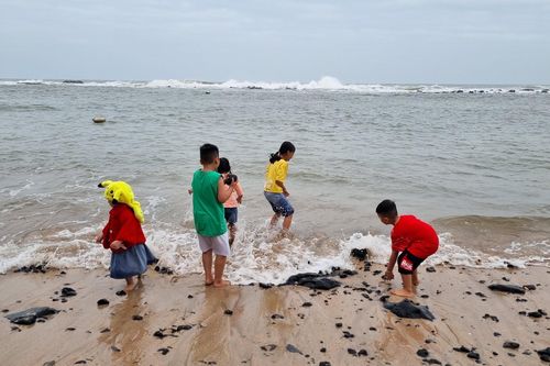 Quảng Ngãi: Nhóm 7 em học sinh tắm biển, 1 em đuối nước thương tâm