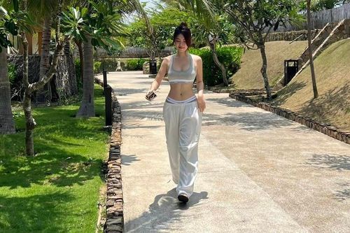 Người yêu tiền vệ HAGL khoe dáng nuột nà cùng bikini