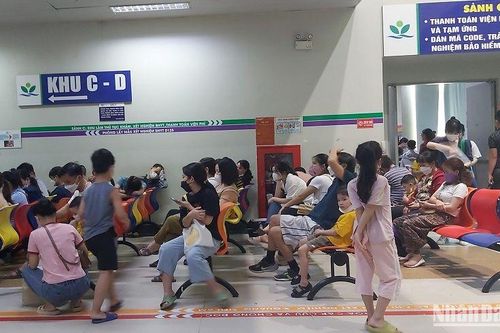 Người bệnh 'quay quắt' vì nắng nóng