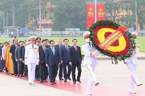Đại biểu Quốc hội vào Lăng viếng Chủ tịch Hồ Chí Minh trước giờ khai mạc Quốc hội